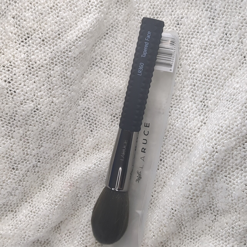 LARUCE Beauty TAPERED FACE Brush LR360, One Brush w/Sleeve Shield - Picture 10 of 10